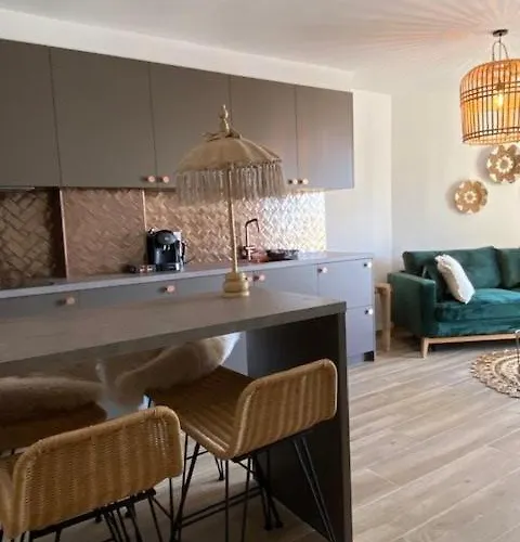 Apolo Vii Bali Style Apartment